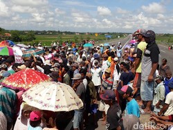Saluran Buangan Jadi Pemicu Banjir, Warga Brebes Tutup Jalan Tol