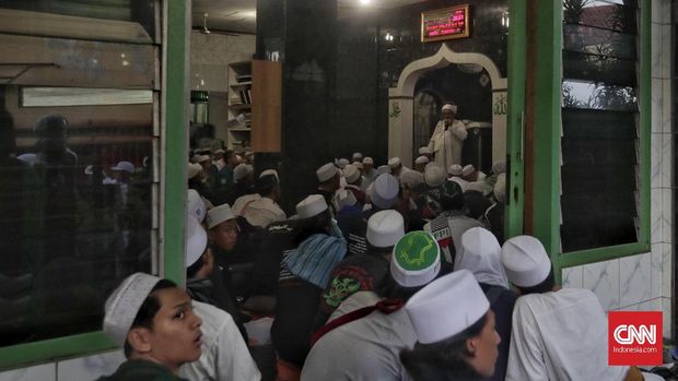 Massa Subuh Berjamaah Yakin Rizieq Shihab Pulang Hari Ini