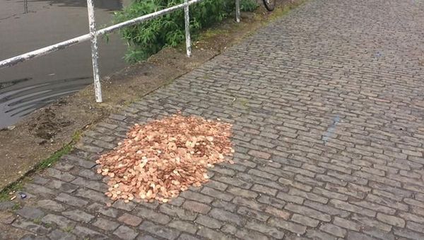 Begini Reaksi Orang Lihat Gundukan Uang Logam di Pinggir Jalan