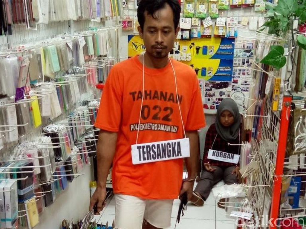 Anjing Menggonggongi Pelaku Saat Rekonstruksi Pembacokan Bos Toko HP Anjing Menggonggongi Pelaku Saat Rekonstruksi Pembacokan Bos Toko HP