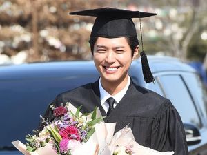 So Sweet, Park Bo Gum Melindungi Seorang Nenek Saat Diserbu Fans So Sweet, Park Bo Gum Melindungi Seorang Nenek Saat Diserbu Fans