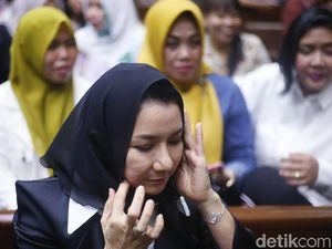 Baca Pembelaan, Bupati Kukar Rita Menangis Minta Maaf Baca Pembelaan, Bupati Kukar Rita Menangis Minta Maaf