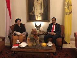 Sambil Santap Nasi Jambal, Mega-Jokowi Bertemu di Batu Tulis Semalam