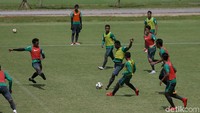 Timnas terus berlatih di tengah teriknta matahari.