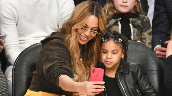 Gaya Casual Anak Beyonce Seharga Puluhan Juta Rupiah Saat Nonton Basket