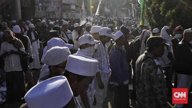 The FPI crowd began to disperse after receiving news of Habib Rizieq Shihab's cancellation at the Jami Baitul Amal Cengkareng Mosque in West Jakarta on Wednesday, February 21, 2018. The FPI leader said he had postponed his return to Indonesia until an indefinite time.  CNN Indonesia / Adhi Wicaksono