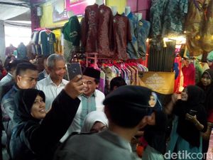 Di Pasar Kliwon Kudus, Ganjar Perkenalkan Pasangannya Gus Yasin