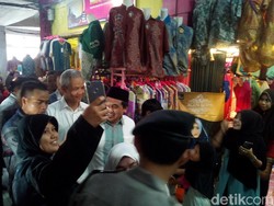 Di Pasar Kliwon Kudus, Ganjar Perkenalkan Pasangannya Gus Yasin