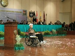 Bersepatu Kets Saat Pidato Ilmiah, Putu Wijaya: Ini Tradisi Kita