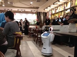 Hari Ini Pizza Hut Perkenalkan Black Pizza Bersama Robot Sammy dan Sally