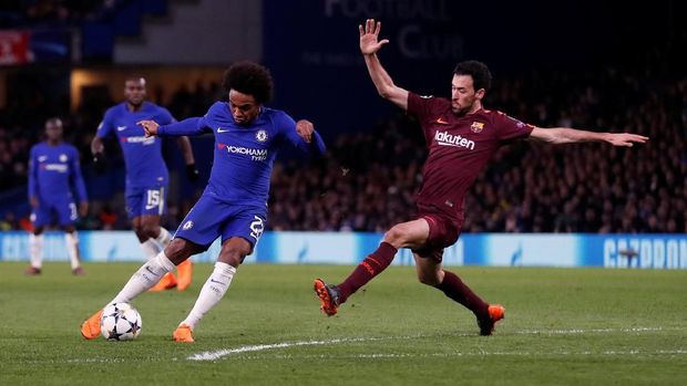Willian mencetak gol Chelsea ke gawang Barcelona di leg pertama perdelapan final Liga Champions.