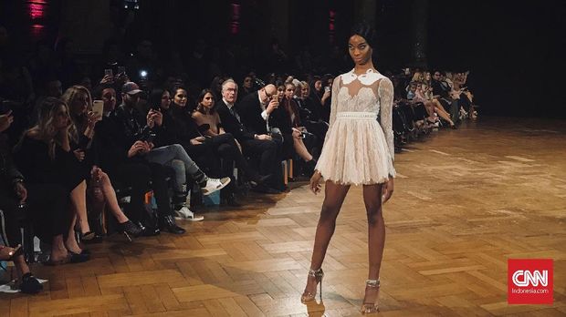 Kala Aadnevik Terinspirasi 'Swan Lake' di London Fashion Week
