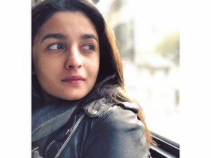 Alia Bhatt Ungkap Hubungannya dengan Ranbir Kapoor Alia Bhatt Ungkap Hubungannya dengan Ranbir Kapoor