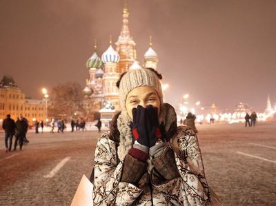 Foto: Gaya Liburan Luna Maya di Rusia