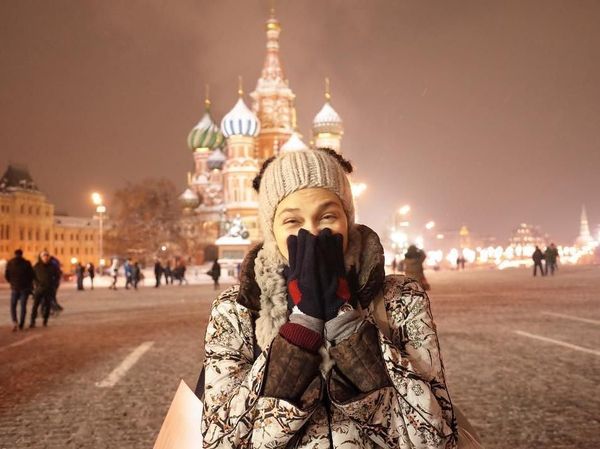 Foto: Gaya Liburan Luna Maya di Rusia