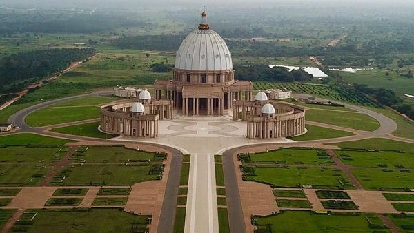 Foto: Gereja Terbesar di Dunia... Bukan di Vatikan Lho
