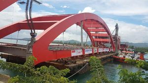 Tak Disetop, Rangka Jembatan Kebanggaan Jokowi Mulai Dipasang