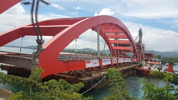 Tak Disetop, Rangka Jembatan Kebanggaan Jokowi Mulai Dipasang