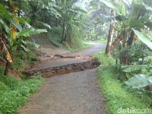 Pergerakan Tanah di Panawangan Ciamis, Jalan Amblas dan Rumah Retak