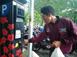 Pengunjung Taman Bungkul tentang Parkir Meter: Enak dan Ndak Ribet
