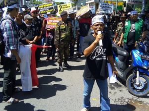 Warga Jember Gelar Aksi 212 Kritisi Kepemimpinan Bupati Faida Warga Jember Gelar Aksi 212 Kritisi Kepemimpinan Bupati Faida