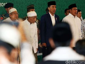 Kenakan Jas dan Sarung, Jokowi Buka Dzikir Kebangsaan