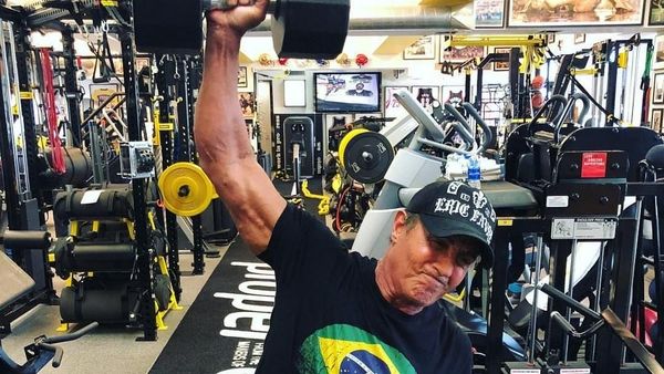 Usia Boleh di Atas 50, Tapi Para Selebriti Ini Tak Berhenti Olahraga