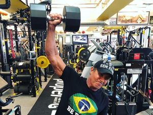 Usia Boleh di Atas 50, Tapi Para Selebriti Ini Tak Berhenti Olahraga