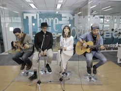 Aksi Gisel dan Abirama Ngamen di Kantor detikcom