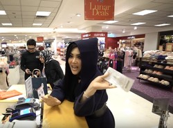 Kala Syahrini Panik Ditantang Belanja Senilai Rp 300 Ribu