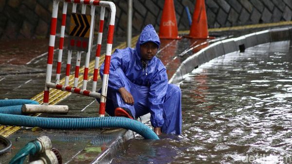 Melihat Kesigapan Pasukan Biru Tangani Genangan