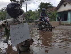 Warga Tanam Pohon Pisang di Tengah Jalan di Kota Serang