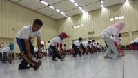 Lucu dan Seru! Ketika Guru Olahraga Belajar Lompat Tali untuk Jantung