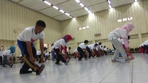 Lucu dan Seru! Ketika Guru Olahraga Belajar Lompat Tali untuk Jantung