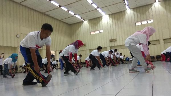 Lucu dan Seru! Ketika Guru Olahraga Belajar Lompat Tali untuk Jantung