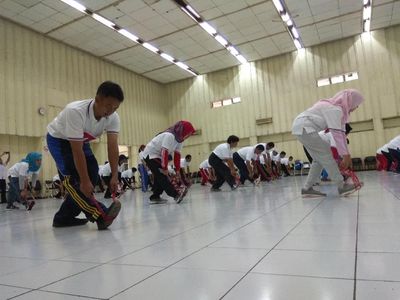 Lucu dan Seru! Ketika Guru Olahraga Belajar Lompat Tali untuk Jantung
