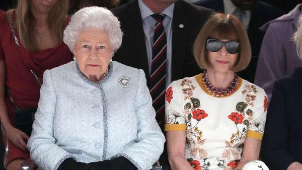 Berkacamata Hitam di Sebelah Ratu Elizabeth, Anna Wintour Dihujat Netizen
