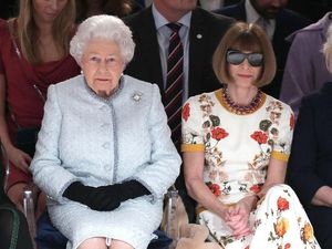 Berkacamata Hitam di Sebelah Ratu Elizabeth, Anna Wintour Dihujat Netizen Berkacamata Hitam di Sebelah Ratu Elizabeth, Anna Wintour Dihujat Netizen