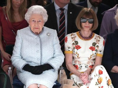 Berkacamata Hitam di Sebelah Ratu Elizabeth, Anna Wintour Dihujat Netizen
