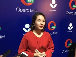 Chelsea Islan Sekarang Hobi Baca Buku Lewat Gadget