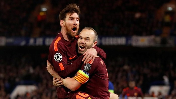 Soccer Football - Champions League Round of 16 First Leg - Chelsea vs FC Barcelona - Stamford Bridge, London, Britain - February 20, 2018   Barcelona’s Lionel Messi celebrates scoring their first goal with Andres Iniesta                                Action Images via Reuters/Andrew Boyers