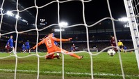 Di menit 75 Barcelona mencetak gol penyama memanfaatkan kesalahan pemain belakang Chelsea. Sepakan kaki kiri Messi dari dalam kotak penalti mengubah kedudukan jadi 1-1 (Mike Hewitt/Getty Images)