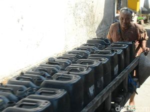 Mbok Juwariyah, Tiap Hari Mendorong Gerobak Air Belasan Kilometer