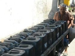 Mbok Juwariyah, Tiap Hari Mendorong Gerobak Air Belasan Kilometer