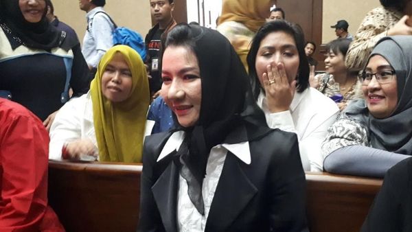 Foto: Ekspresi Ceria Bupati Rita di Sidang Perdana