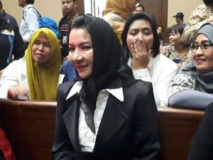 Foto: Ekspresi Ceria Bupati Rita di Sidang Perdana Foto: Ekspresi Ceria Bupati Rita di Sidang Perdana