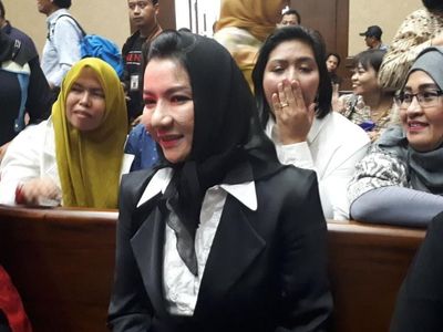 Foto: Ekspresi Ceria Bupati Rita di Sidang Perdana