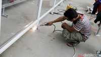 Ada 3 pintu masuk yang rusak. Kerusakannya beragam dari yang miring sampai engsel patah. Kedua, ada 7 segmen (pembatas antara penonton dengan lapangan). Satu segmennya berupa satu modulu dengan ukuran 1 x 2,3 meter. Sementara kemarin ada 7 segmen yang roboh.