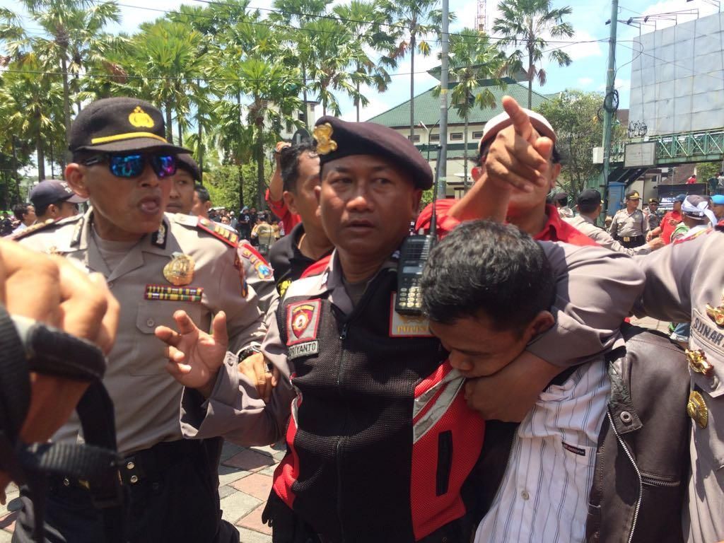 Diduga Provokator, Seorang Pemuda Ditangkap Dalam Aksi 212 Jember Diduga Provokator, Seorang Pemuda Ditangkap Dalam Aksi 212 Jember