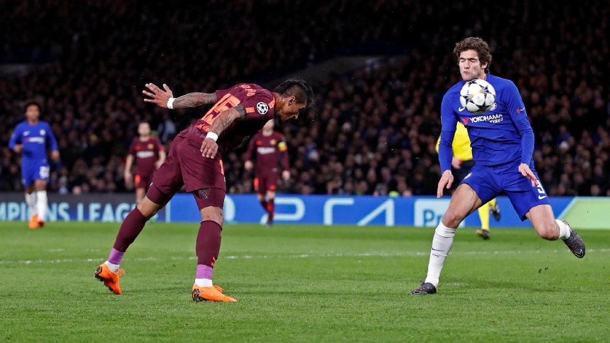 Marcos Alonso saat membela Chelsea dalam partai leg pertama lawan Barcelona (Foto: Matthew Childs/Action Images via Reuters)